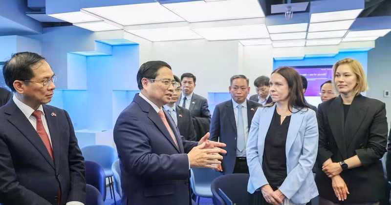Vietnamese Prime Minister Pham Minh Chinh visits the E-Estonia Briefing Centre on June 6. (Photo: VNA)