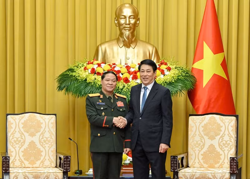 State President Luong Cuong (R) meets Lieutenant General Vongsone Inpanphim (Photo: NDO) 