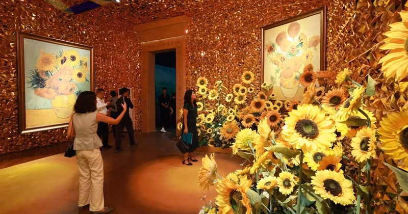 Visitors experience the “Van Gogh Timeless” exhibition on its opening day. (Photo courtesy of the Organising Committee)