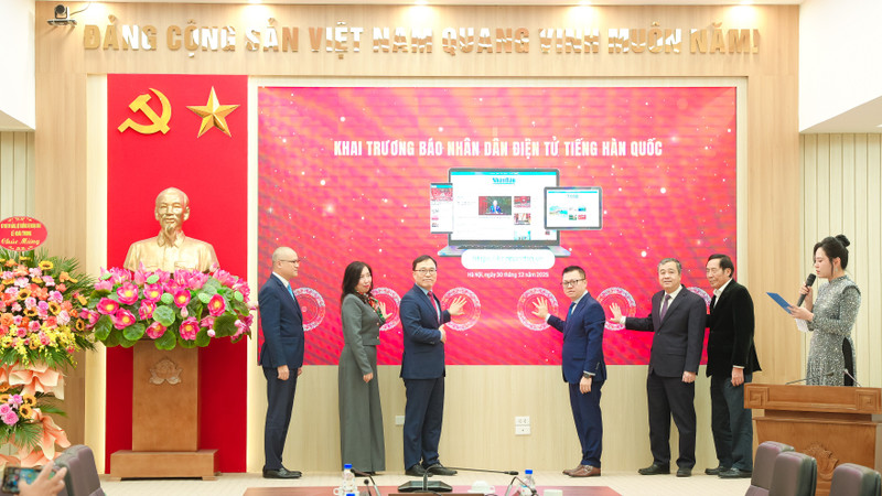 The delegates press the button to launch the online Korean-language version of Nhan Dan Newspaper. (Photo: TIEN DAT)