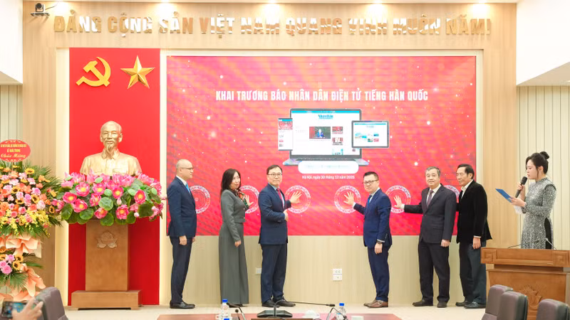 The delegates press the button to launch the online Korean-language version of Nhan Dan Newspaper. (Photo: TIEN DAT)