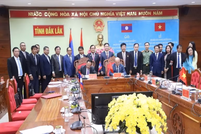 Secretary and Governor of Sekong Province Leklai Sivilay presents the First-Class Labour Order of the Lao Government to Dak Lak Province.