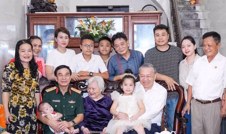 General Secretary To Lam and General Phan Van Giang, Minister of National Defence, pose for a commemorative photo with the family of Heroic Vietnamese Mother Nguyen Thi Oanh. (Photo: THANH CUONG)