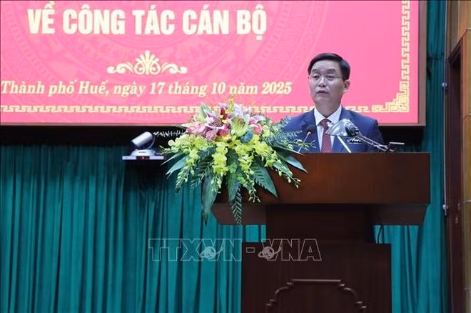 Nguyen Dinh Trung, Secretary of the Party Committee of the central city of Hue for the 2025–2030 tenure, speaks at the ceremony (Photo: VNA)