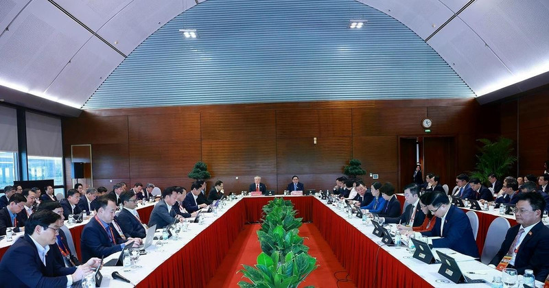 Delegates join group discussions at the ongoing 14th National Party Congress (Photo: VNA)