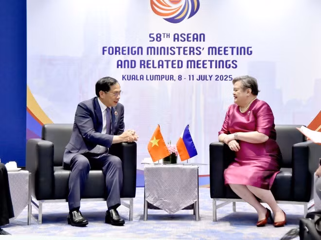 On the sidelines of AMM-58, Son meets with Philippine Secretary of Foreign Affairs Maria Theresa Lazaro. (Photo: VNA)
