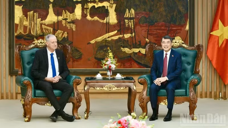 Prime Minister Le Minh Hung (R) receives Israeli Ambassador to Vietnam Yaron Mayer in Hanoi on August 12 for a farewell visit as the diplomat concludes his four-year tenure in the country. (Photo: NDO)