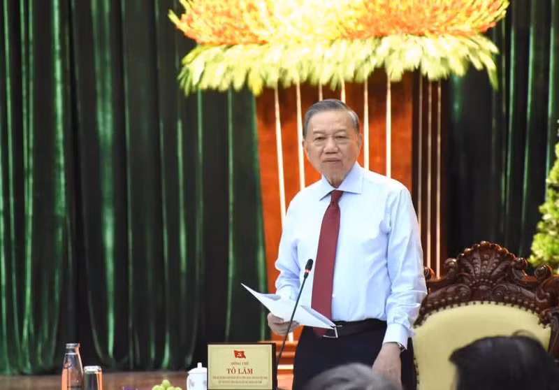 Party General Secretary and President To Lam addresses the working session with the Standing Board of the Da Nang Municipal Party Committee. (Photo: NDO)