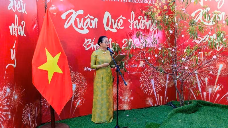 Vietnamese Ambassador to Mozambique Tran Thi Thu Thin speaks at the “Homeland Spring” programme. (Photo courtesy of Vietnamese Embassy in Mozambique)
