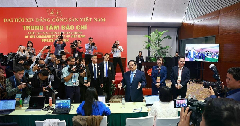 PM Pham Minh Chinh visits the press centre serving the 14th National Party Congress (Photo: VNA)