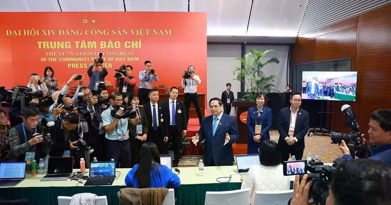 PM Pham Minh Chinh visits the press centre serving the 14th National Party Congress (Photo: VNA)