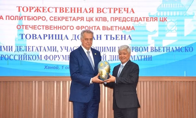 VFFCC President Do Van Chien presents a souvenir to Evgeny Grigoriev, Chairman of the Saint Petersburg Committee for External Relations.
