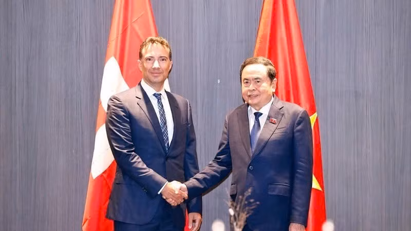 NA Chairman Tran Thanh Man (R) meets with President of the Swiss Council of States Andrea Caroni in Geneva on July 29. (Photo: VNA)