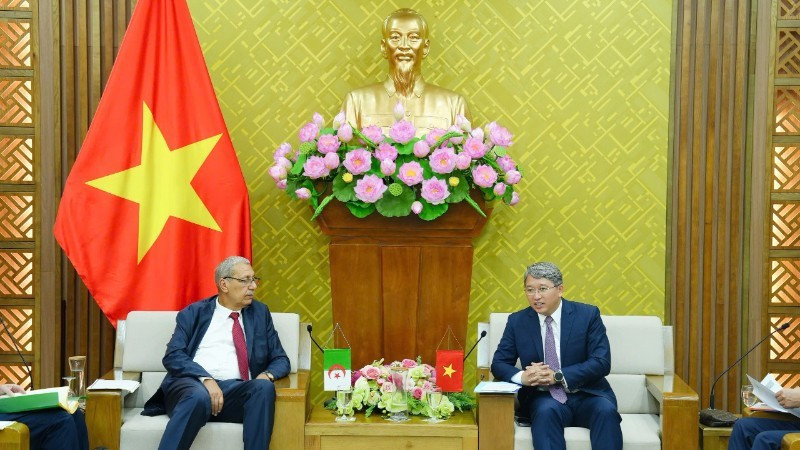 Minister of Justice Nguyen Hai Ninh (right) receives Secretary General of the Algerian Ministry of Justice Mohamed Regaz. (Photo: TH)