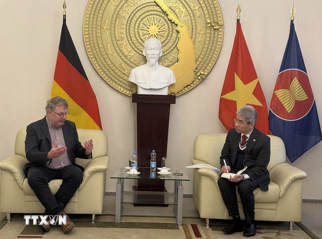 Vietnamese Ambassador to Germany Nguyen Dac Thanh (R) meets with Patrik Köbele, Chairman of the German Communist Party (DKP). (Photo: VNA)