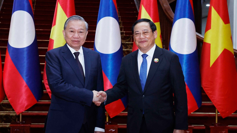 Party General Secretary To Lam (L) meets with Lao Prime Minister Sonexay Siphandone in Vientiane on December 1. (Photo: VNA)