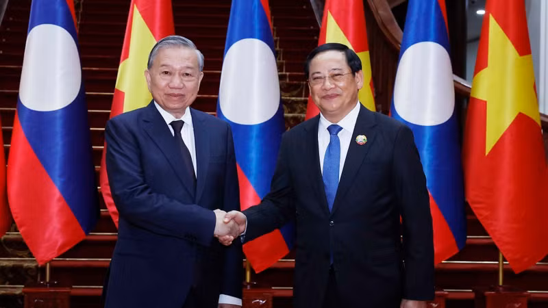 Party General Secretary To Lam (L) meets with Lao Prime Minister Sonexay Siphandone in Vientiane on December 1. (Photo: VNA)