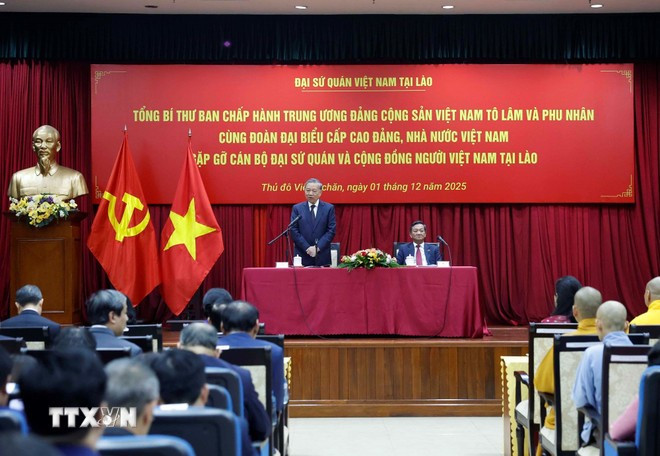 Party General Secretary To Lam speaks at the meeting with staff of the Vietnamese Embassy and representatives of the Vietnamese community in Vientiane. (Photo: VNA)