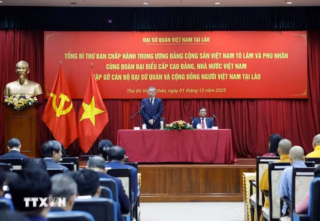 Party General Secretary To Lam speaks at the meeting with staff of the Vietnamese Embassy and representatives of the Vietnamese community in Vientiane. (Photo: VNA)