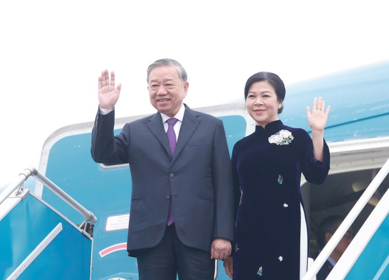 Party General Secretary To Lam and his spouse leave Ha Noi on December 1 for a state visit to Laos. (Photo: VNA)