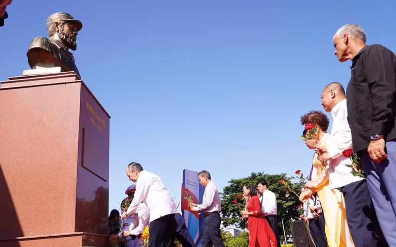 Vietnamese and Cuban delegates lay flowers at the monument to Cuban leader Fidel Castro. (Photo: HIEU MINH)
