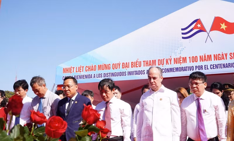 Delegates commemorate Cuban leader Fidel Castro. (Photo: HIEU MINH)