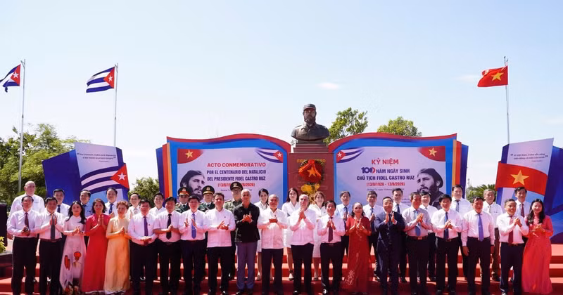 Delegates pose for a photo at the Fidel Castro monument in Fidel Castro Park, Dong Ha Ward, Quang Tri Province. (Photo: HIEU MINH)