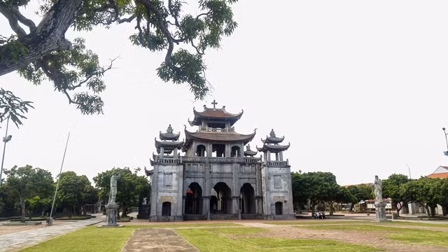 Bewildered Phat Diem Cathedral’s architecture ảnh 6