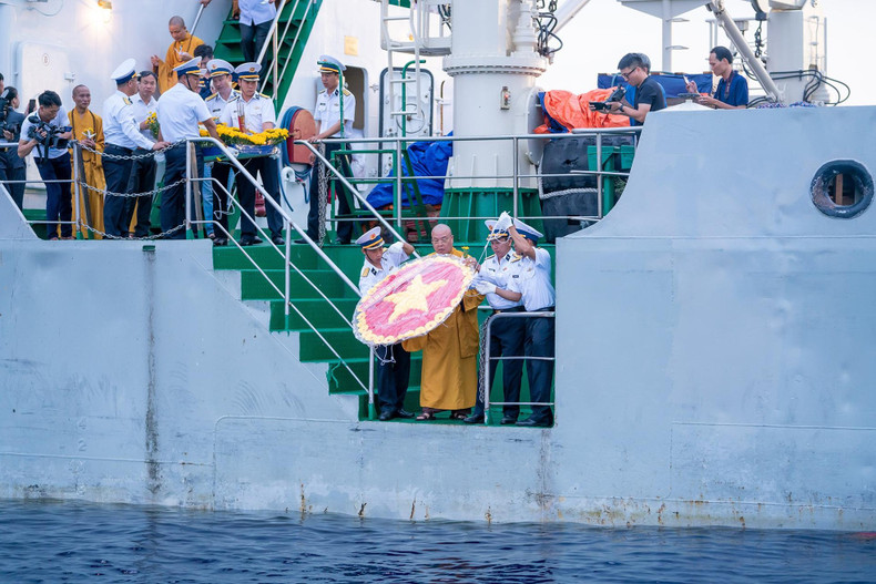 Service held to commemorate heroes who died to protect sea and island sovereignty ảnh 10 Service held to commemorate heroes who died to protect sea and island sovereignty ảnh 10