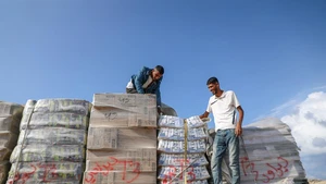 Photo taken on Nov. 13, 2025 shows commercial goods that has entered through the Zikim crossing in northern Gaza Strip. Israel said on Wednesday it has reopened the Zikim crossing to allow humanitarian aid trucks into northern Gaza. (Photo: Xinhua)