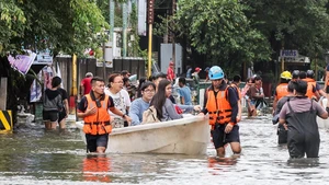 Rescuers use a boat to evacuate residents from a flooded area in Navotas City, the Philippines, Nov. 10, 2025. Super Typhoon Fung-wong made landfall over Aurora province in the eastern part of Luzon Island of the Philippines on Sunday night, according to the state weather bureau. Fung-wong is the 21st tropical cyclone hitting the Philippines this year, surpassing the country's annual average of 20 storms. (Photo: Xinhua)