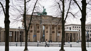 People walk past the Brandenburg Gate in Berlin, Germany, Nov. 24, 2025. Berlin saw its first snowfall of the winter season on Monday. (Photo: Xinhua)
