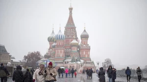 People walk in snow at the Red Square in Moscow, Russia, on Nov. 15, 2025. Moscow on Friday saw its first snowfall since the beginning of winter this year. (Photo: Xinhua)