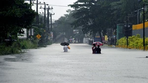 People wade through a flooded street after heavy rains in Colombo, Sri Lanka, Nov. 28, 2025. Sri Lanka's Disaster Management Center (DMC) said on Saturday that the death toll from Cyclone Ditwah, which has been affecting the country in recent days, has climbed to 123, with 130 people still missing. (Photo: Xinhua)