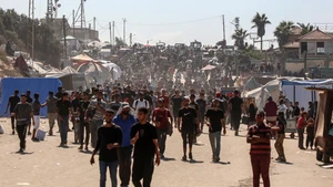  Palestinians walk on road returning to Gaza City, near the central Gaza Strip, Oct. 10, 2025. Displaced Palestinians have begun returning from the southern part of the Gaza Strip to the north after the Israeli army announced that civilians are permitted to move through the coastal Rashid Road and Salah al-Din Road, local sources said on Friday. (Photo: Xinhua)
