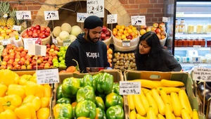 Customers shop at a market in Toronto, Canada, Oct. 21, 2025. Canada's Consumer Price Index (CPI) rose 2.4 percent year over year in September, up from a 1.9 percent increase in August, Statistics Canada said Tuesday. (Photo: Xinhua)