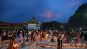 People light candles on the full moon day of Thadingyut festival at the Botataung Pagoda in Yangon, Myanmar, Oct. 6, 2025. (Photo: Xinhua)