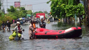 People wade through flood water after heavy rain in Semarang, Central Java, Indonesia, Oct. 30, 2025. (Photo: Xinhua)