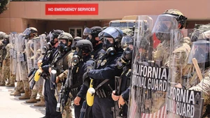 The California National Guard soldiers and police officers stand guard at the Los Angeles Federal Detention Center, in Los Angeles, California, the United States, June 8, 2025. More than 1,000 protesters clashed and faced off with National Guard troops in downtown Los Angeles on Sunday during the latest demonstrations against immigration raids that swept across California over the weekend. (Photo: Xinhua)