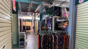 Some traditional markets in Ha Noi have seen, many vendors have closed their shops and ceased trading.
