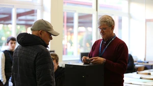 A voter casts his ballot at a polling station in Lisbon, Portugal, Jan. 18, 2026. Portugal's presidential election will head to a second round after no candidate secured an outright majority in Sunday's first round, according to data released by the General Secretariat of the Ministry of Internal Administration. Based on 95.7 percent of the votes counted, Seguro and Ventura will enter the runoff scheduled for Feb. 8 as the leading candidates. The winner will be determined by a simple majority. (Photo: Xinhua)