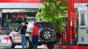 A man buys gasoline at a gas station belonging to the Petroleums of Venezuela, S.A., in Caracas, Venezuela, Jan. 8, 2026. (Photo: Xinhua)