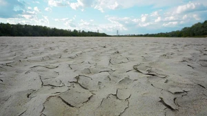 This photo taken on Aug. 26, 2025 shows the cracked riverbed of the Vistula River in Warsaw, Poland. The lowest water level on record was observed Monday on the Vistula River at the Warsaw-Bulwary hydrological station, the Institute of Meteorology and Water Management (IMGW) reported. (Photo: Xinhua)