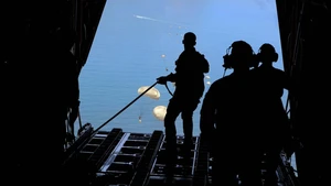 Jordanian servicemen drop humanitarian aid over Gaza, on Aug. 1, 2025. Several countries, including Jordan, Egypt, Germany, the United Arab Emirates (UAE), France and Spain, on Friday executed joint airdrops in Gaza, delivering humanitarian aid into the enclave. (Photo: Xinhua)