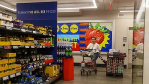 A woman shops at a grocery store in New York, the United States, on Aug. 12, 2025. The U.S. Consumer Price Index (CPI) increased 0.2 percent in July and 2.7 percent year-on-year, the U.S. Bureau of Labor Statistics (BLS) reported Tuesday. (Photo: Xinhua)