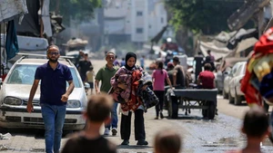 Palestinians fleeing to south Gaza Strip are seen on a road in Gaza City, on Aug. 22, 2025. Israeli forces have been besieging the densely populated Gaza City for about two weeks from several directions. Israeli officials said that evacuation notices would be issued to Palestinians there before the army moves in, according to Palestinian security sources. (Photo: Xinhua)