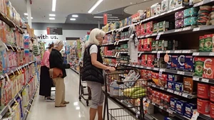 Customers shop at a supermarket in Vancouver, British Columbia, Canada, Aug. 19, 2025. Canada's Consumer Price Index (CPI) rose 1.7 percent year over year in July, down from a 1.9 percent increase in June, Statistics Canada said Tuesday. (Photo: Xinhua)