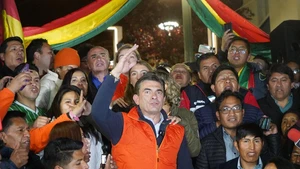 Bolivian presidential candidate Rodrigo Paz Pereira (front) speaks to his supporters in La Paz, Bolivia, Aug. 17, 2025. Bolivia's Supreme Electoral Tribunal announced Sunday that the country's presidential election will go to a runoff after no candidate secured the required majority in the first round. (Photo: Xinhua)