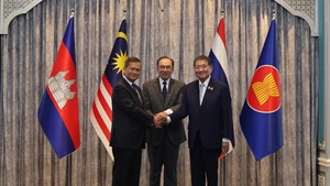 Malaysian Prime Minister Anwar Ibrahim (C), Cambodian Prime Minister Hun Manet (L) and Thailand's acting Prime Minister Phumtham Wechayachai shake hands in Putrajaya, Malaysia, July 28, 2025. Thailand and Cambodia's leaders have agreed to implement a ceasefire starting midnight on Monday, Malaysian Prime Minister Anwar Ibrahim said following a meeting hosted by him here. (Bernama via Xinhua)