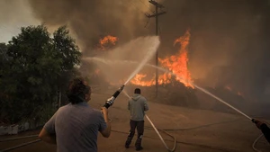 Rescuers battle the flames in Drosopigi, East Attica region of Greece, July 26, 2025. Wildfires broke out in many places across Greece on Saturday, due to the extreme heatwaves recently. The Greek government has requested assistance from the European Union Civil Protection Mechanism to combat the fire. (Photo: Xinhua)